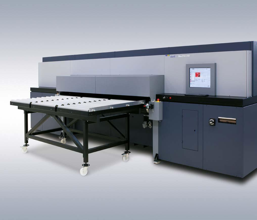 ÚVOD DURST RHO P10 250HS Na počátku roku 2016 rozšířila početné řady našich tiskových strojů první velkoplošná digitální
