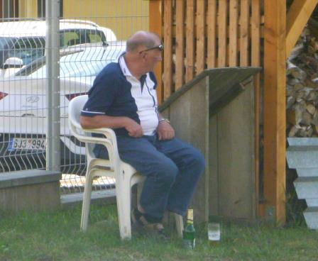 Že se dá sedět. Roli fanouška telčského fotbalu si plnými doušky užívá pan Zdeněk Chalupa. Po fotbalovém důchodu se dlouhodobě věnoval občerstvování hladových a žíznivých fanoušků i hráčů.