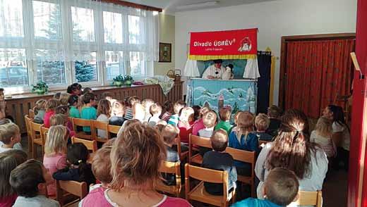 Děti s radostí pomáhaly s hrabáním listí; foto z archivu MŠ S péčí o růže před mateřskou školou