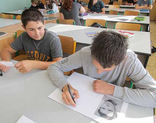 Školní okénko smutný, tak se rozhodl, že mu kopačky vrátí. Rychle běžel domů, kde schoval kopačky, aby je vrátil. Naštěstí to stihl těsně před začátkem zápasu.