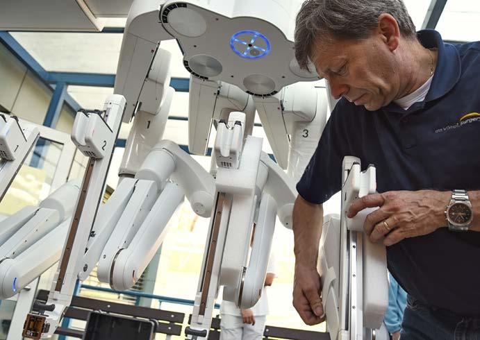 Od dubna roku 2018 má FN Olomouc pro urologické a gynekologické operace k dispozici nejnovější generaci amerického robotického systému Da Vinci Xi, který je na trhu od