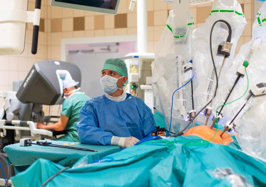 Nový stroj má zdokonalenou telemanipulaci, takže se lépe chirurgovi ovládá, a zásadně zlepšenou optiku, tedy endoskop. Další výhodou je vylepšená koagulace.