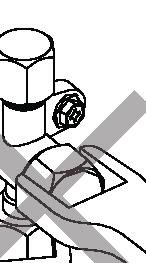 Трубопровод хладагента Трубопровод хладагента можно смонтировать в четырех направлениях.