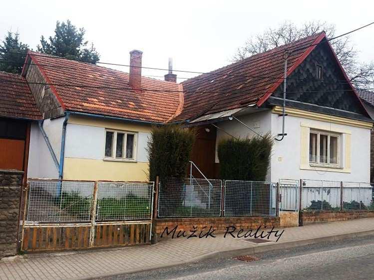 průjezd na dvůr s následným přístupem na zahradu.dva pokoje se samostatným vchodem, jeden průchozí.