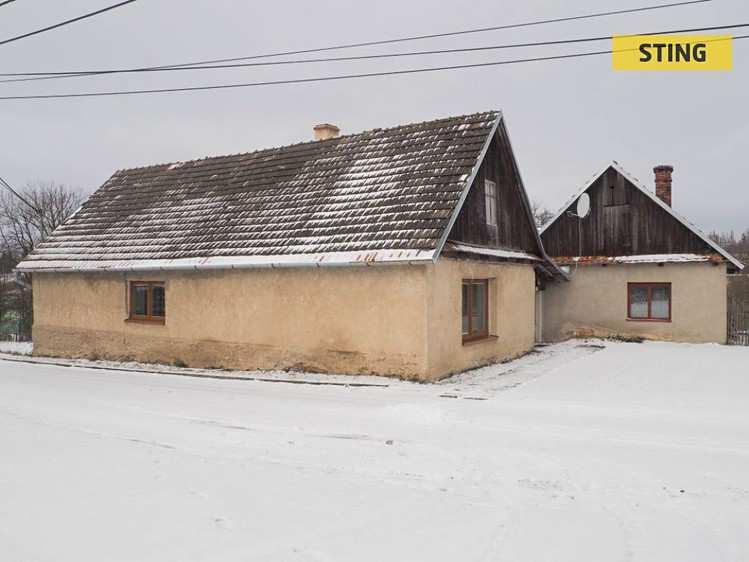 Kolem domu je krásná zahrada z části osázena ovocnými stromy. Celková plocha zahrady 2150 m2, celá oplocená.
