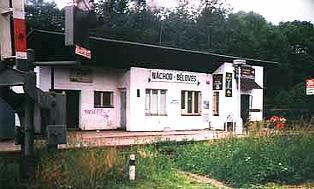 12 Od roku 1875, kdy začal jezdit přes Běloves vlak, nestála zde žádná zastávka.