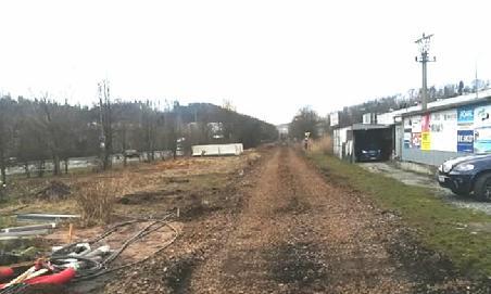 Teprve v roce 1948 byla uspořádána Akce Z, kdy za povinné účasti mužů byla postavena zděná budova. Hledíte na jeden z posledních záběrů zastávky.