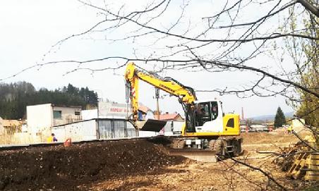 13 Na usazené panely naproti budově opuštěné budovy stáčírny Idy a Intopu buldozer