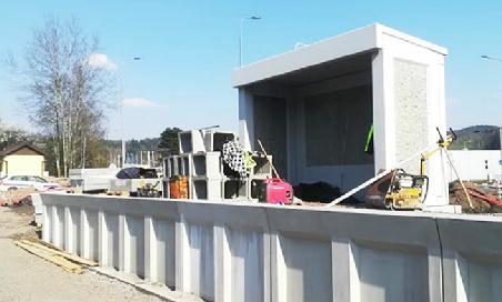 Postupně byly usazeny a zasypány panely, aby bylo možno pokračovat s novým základem