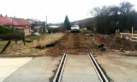 14 Obdobně pokračovaly odklízecí práce podloží ve směru na Hronov.