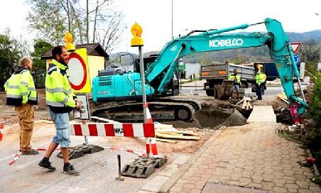 V další fázi bylo položeno písečné podloží na místo nového kolejiště.