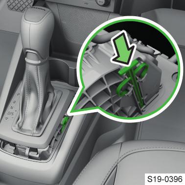 Zobrazení hodnocení na infotainmentu DriveGreen Nebo: DriveGreen Nouzové odblokování volicí páky Zajistěte vůz parkovací brzdou. Zasuňte plochý šroubovák nebo podobný nástroj do spáry v místě šipek A.