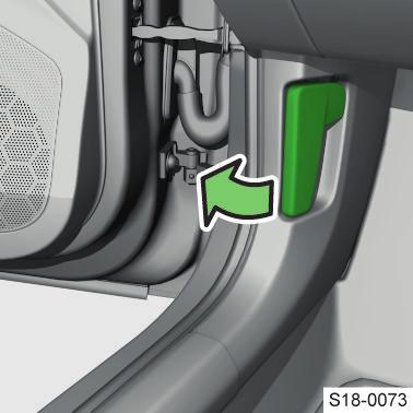 Motor, výfukový systém a palivo Víko motorového prostoru 111 Motor, výfukový systém a palivo Víko motorového prostoru Otevření víka motorového prostoru Před otevřením Přesvědčte se, že jsou raménka