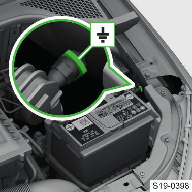 Nastartujte motor vozu s vybitou autobaterií. Pokud motor vozu s vybitou autobaterií do 10 s nenastartuje, zkuste znovu startovat přibližně po 30 s.