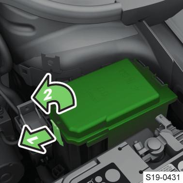 Kryt správně nasaďte a spolehlivě zaklapněte. Přehled pojistek Číslo pojistky Spotřebič 1 Ventilátor dochlazování 2 Neobsazeno 3 ESC, příp.