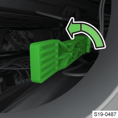 Krytka: Halogenový světlomet / LED světlomet Vyjměte krytku světlometu. Otočte patici se žárovkou a vyjměte ji.