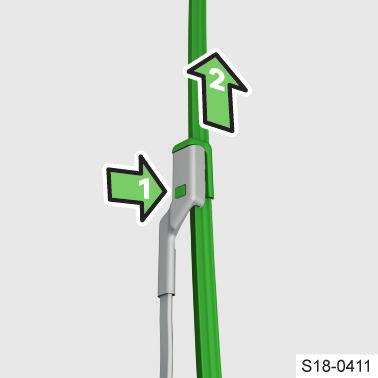 Pro některé země je objem 5,4 l pro obě varianty. Stiskněte pojistku a vyjměte stírací lištu. Nasuňte novou stírací lištu, až zaklapne. Sklopte stěrač na sklo.