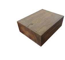 Tato dlažba vhodně nahrazuje originální dřevěné desky a oproti originálu je jejich nespornou výhodou jednodušší a levnější údržba.