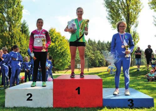 Potom přišla prázdninová nálada a holky už nebyly schopné se sejít na trénink a soutěže tak přestaly jezdit. Adél však nechtěla zůstat stát a začala objíždět stovky.