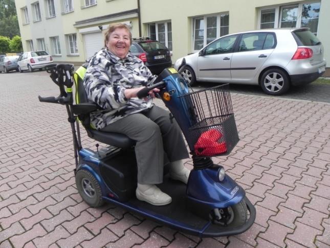 Motorizovaná uživatelka Kdo nám to drandí po cestách a chodnících kolem domova? Kolem okna dole u aktivizačních pracovnic projela jako blesk.
