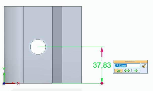 Postup návrhu součásti: nástrojem Chytrá kóta zakótujte vzdálenost středu otvoru od přední hrany, (ve směru osy Y), klik LTM na hodnotu ->
