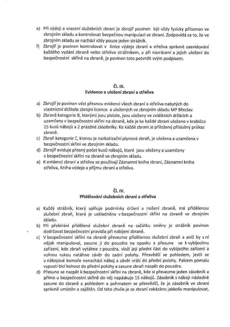 e) Při výdeji a vracení služebních zbraní je zbrojíř povinen být vždy fyzicky přítomen ve zbrojním skladu a kontrolovat bezpečnou manipulaci se zbraní.