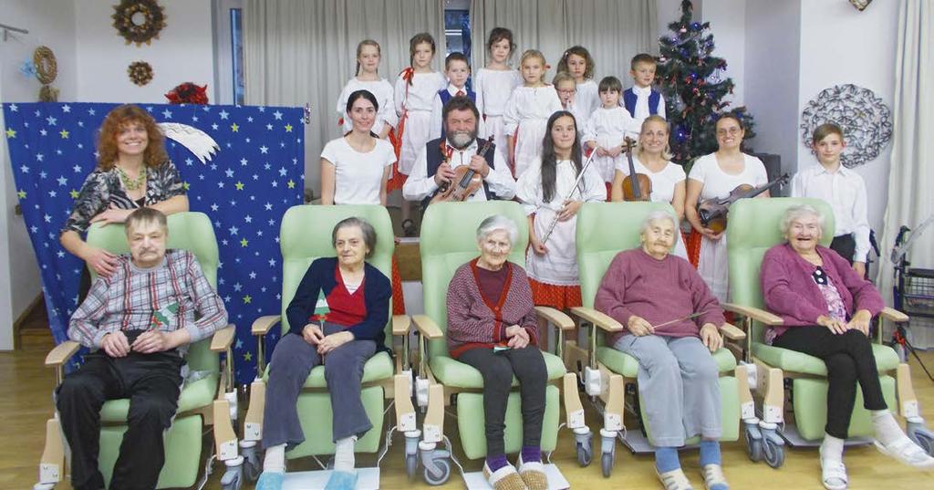 ZPRAVODAJSTVÍ slechne a povzbudí. Má-li si dát během pracovní doby kávu, v hloučku zaměstnanců ji nehledejte.