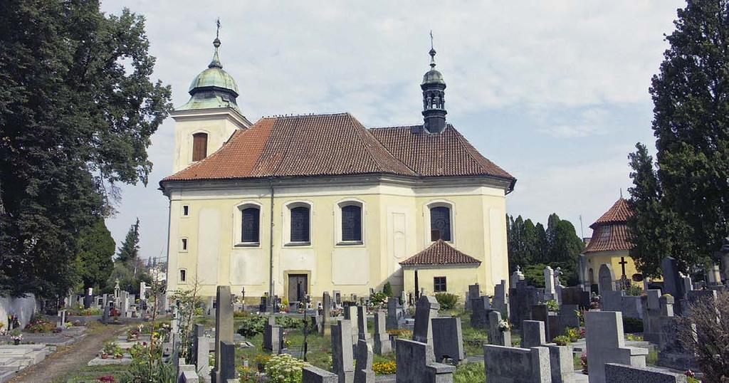 Klenbou je opatřen pouze presbytář, zatímco vlastní kostelní loď je zakončena plochým stropem. Jako ve většině českých kostelů i zde převládá barokní a rokoková výbava interiéru.