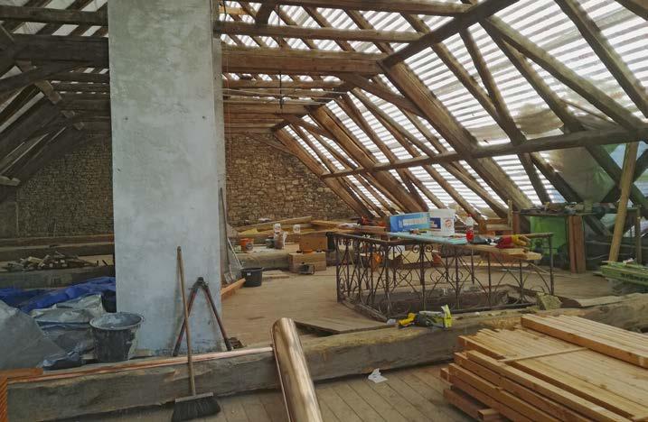 Byl dodán veškerý materiál na dokončení střechy. Postupně je osazováno nové oplechování kolem komínů, boční lišty a okapy.