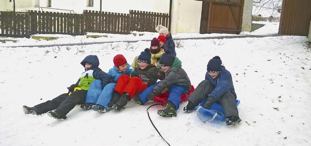 ZÁKLADNÍ ŠKOLY - ZŠ HUSOVO NÁMĚSTÍ ZŠ HUSOVO NÁMĚSTÍ Hurá na sníh! Napadl sníh a tak jsme se ho snažili pořádně využít. V pátek 6. ledna jsme šli ven na hřiště.