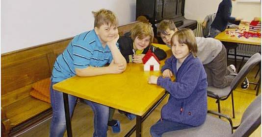 Jelikož nás stavění moc bavilo, hodina utekla jako voda a na konci byla vybrána nejkrásnější stavba, která byla zasazena do městečka. Mgr.