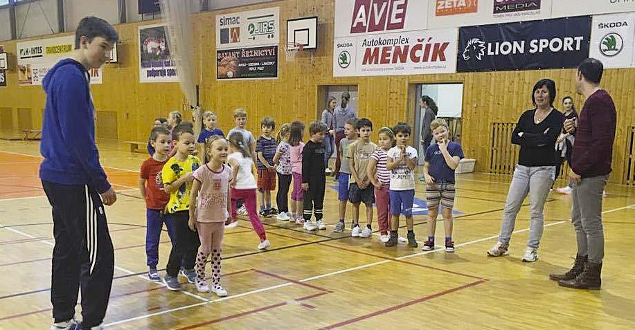 Soumarová, III. a IV. oddělení ŠD Před vánočními svátky přišli za prvňáčky z 1. B jejich kamarádi z 9.