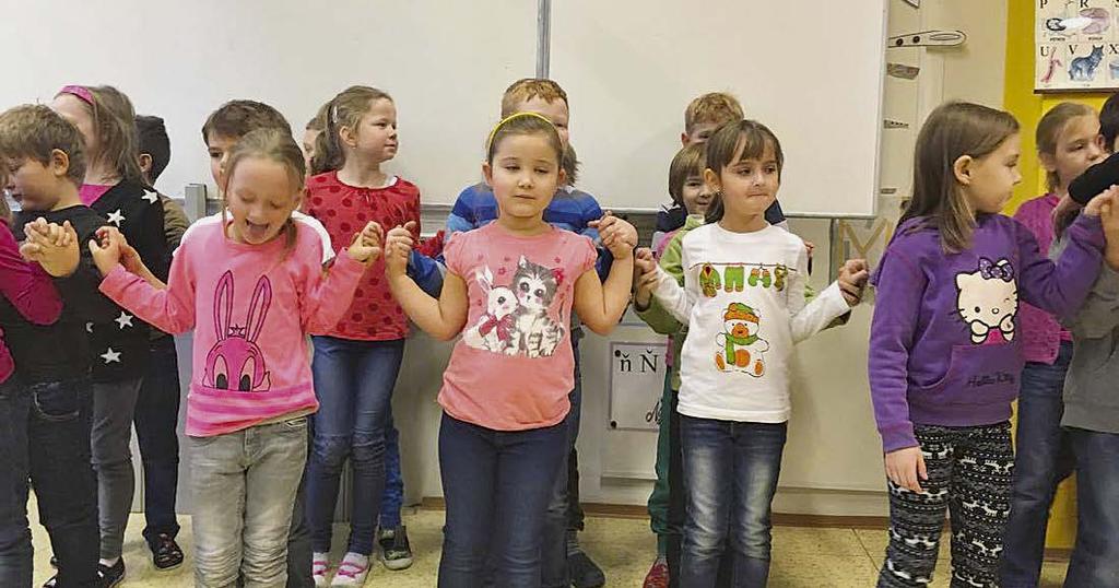 přinesla dětem možnost stavět sněhuláky i jiné zimní sněhové radovánky Základní škola Otevřeno I prvňáčci si pro své kamarády deváťáky připravili vystoupení Vánoce ve školní družině Adventní období