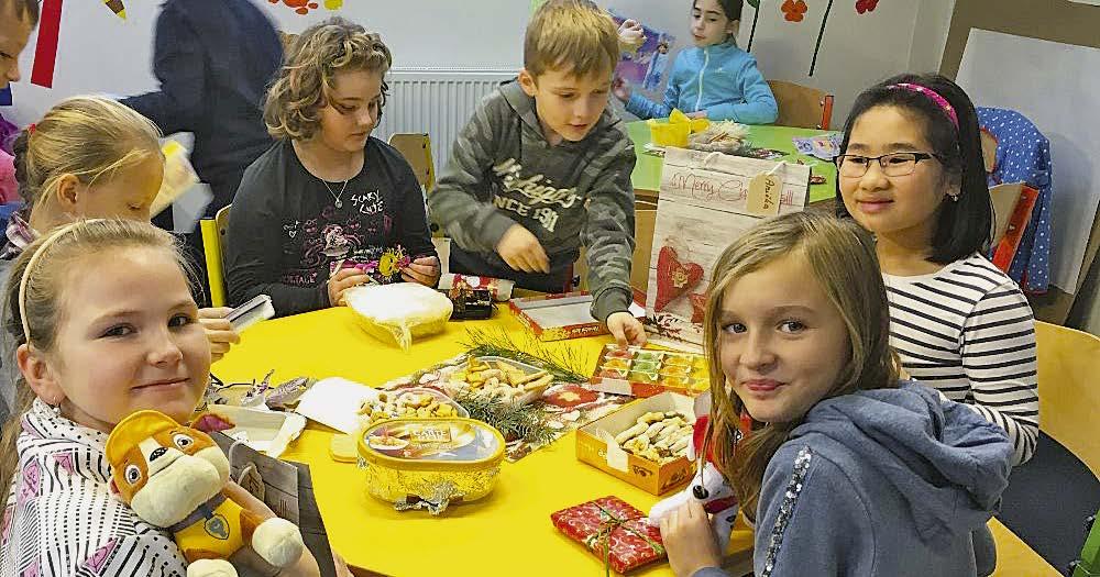 V rámci environmentální výchovy děti zdárně využily odřezky z pastelek a vyrobily velmi pěkné vánoční stromečky.