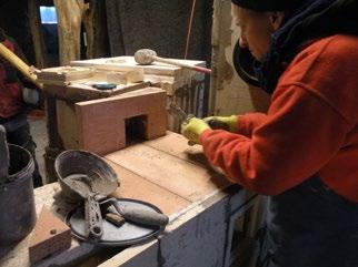 Téma čísla: topíme ekologicky Stavba těžkých sálavých kamen. Od začátku stavby do nastěhování uplynuly asi 2 roky a těch příběhů bylo nespočet.