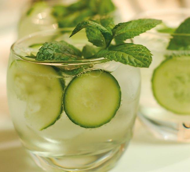 Vaříme na kamnech OKURKOVÁ LIMONÁDA Okurky omyjeme a oloupeme. V té lepší variantě necháme i se slupkou, pokud je máme chemicky neošetřené. Pak nakrájíme na kousky.