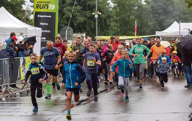 běh inavzdory deštivému počasí, které provázelo celý den, přilákaly závody na 900 účastníků. Naše akce má dvojí rozměr. Jednak jde oakci určenou pro milovníky běhu apro rodiny sdětmi.