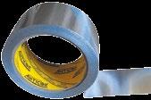 Hliníkové a pokovené pásky 352 Anticor Samolepící hliníková páska zesílená skelným vláknem Hliníková fólie zesílená skelným vláknem oka 5x5mm.