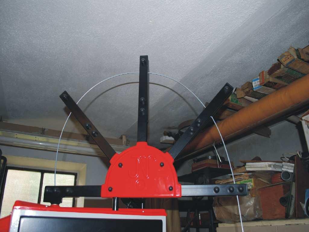 Protože stříhací nůžky jsou asi 5cm od ohýbacího trnu, musí se drát po ohnutí posledního ohybu háčku vracet k nůžkám.