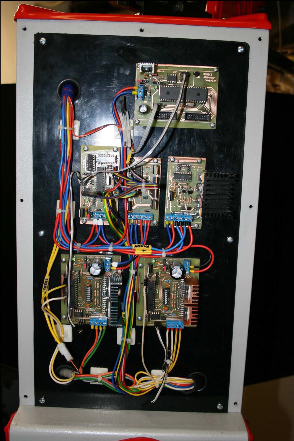 Elektronika Elektronika se skládá ze dvou základních částí řídící deska a ostatní podřízené desky. K řídící desce je připojena klávesnice a grafický display.