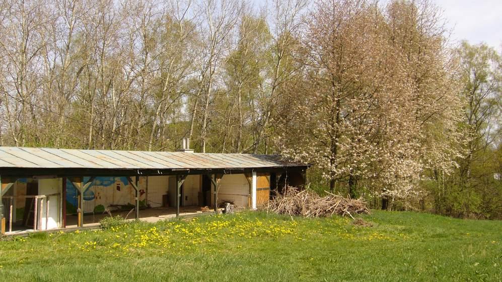 Budova "Řecko" Na dolní louce bylinných zahrad stojí budova, resp. torzo budovy dětského tábora, který louku dříve využíval pro táboření.