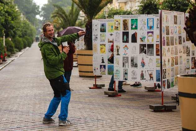 Kreslený humor pod deštníkem Letošní lázeňský týden, věnovaný Mezinárodnímu festivalu kresleného humoru ve Františkových Lázních, se ve svých vrcholných dnech odehrával povětšinou pod deštníky.