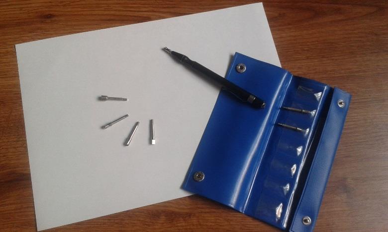 Pomůcky k ručnímu kreslení námi vyzkoušené Multi-Head Embossing Tool sada pro vytváření hmatových obrázků, kterou tvoří tužka, několik výměnných hrotů (rádel).