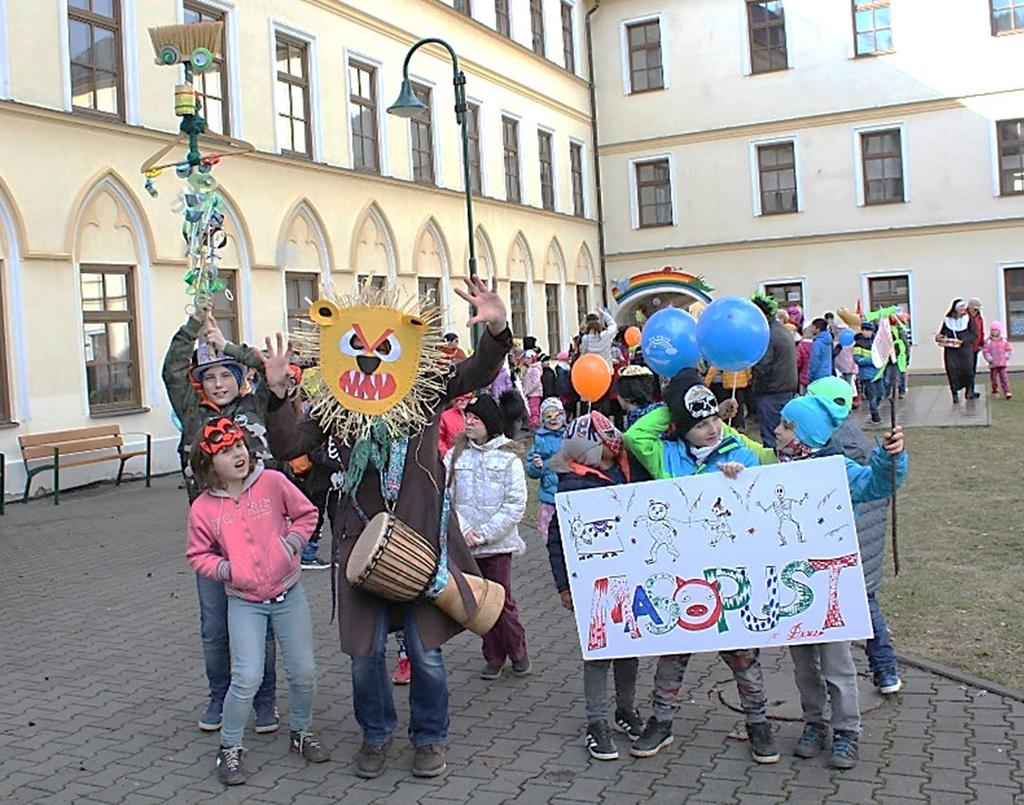 Pravidelná zájmová činnost Probíhá v zájmových útvarech zaměřených na výtvarnou, hudební a dramatickou výchovu, tanec, sport, turistiku, přírodovědu, techniku a jazykové vzdělávání.