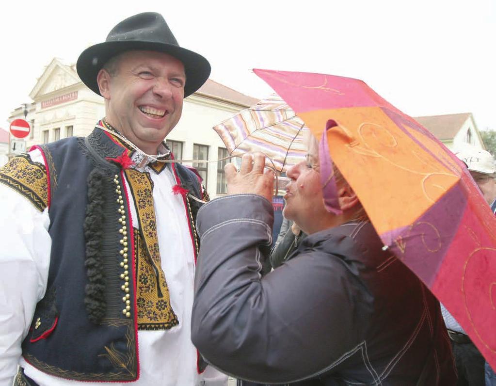 I tak je navštívilo 35 tisíc lidí! UDÁLOST VÍKENDU Účast si nenechali ujít ani velvyslanci a slavný fotbalový útočník Bohaté fotogalerie ze Slavností vína najdete uvnitř tohoto vydání!