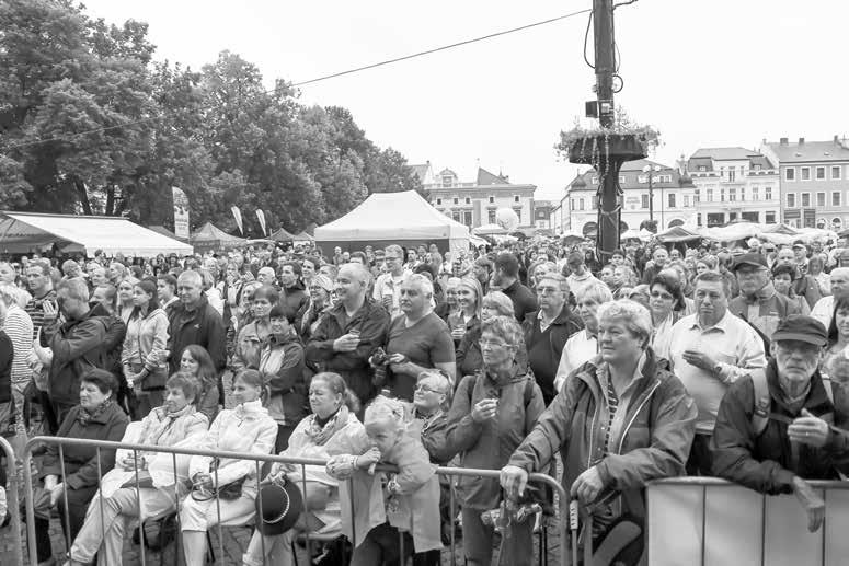 Oslavy vína a památek propršely. I tak přišlo 35 tisíc lidí! Další fotografie najdete již dnes na www. idobryden.cz Většina návštěvníků byla připravena. FOTO: SAL STR.