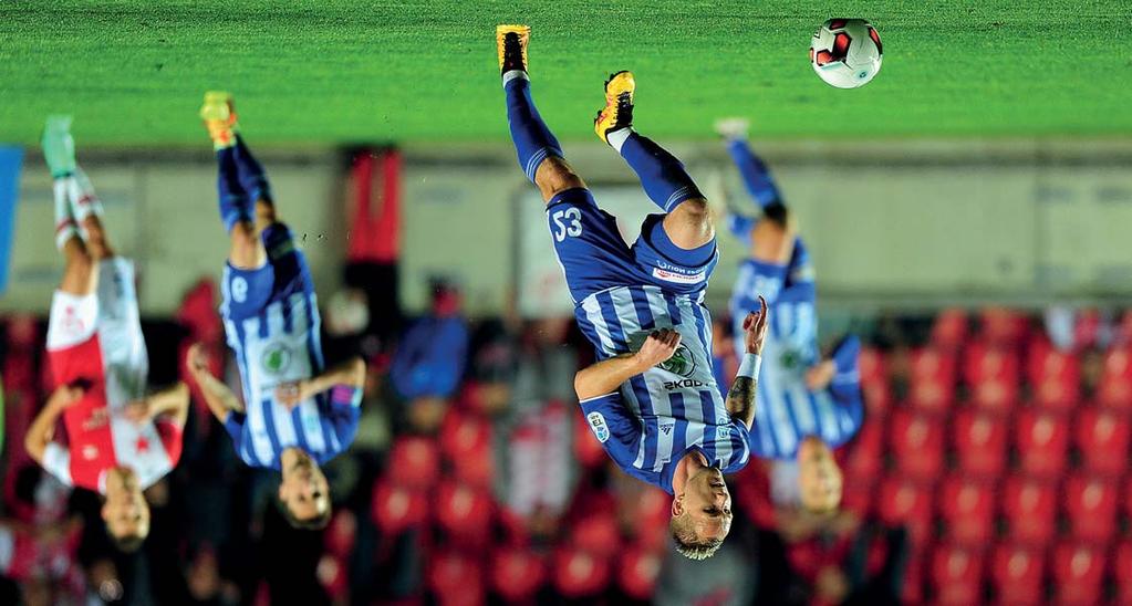 Ve vršovické Eden Aréně předváděly oba týmy v prvním poločase hodně opatrný fotbal, neboť se nikdo nechtěl dopustit fatální chyby. Skoro ji udělal v 10.