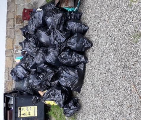 Úklidu obce se zúčastnilo téměř 40 dobrovolníků, kteří téměř po celém území obce sesbírali obrovské množství odpadků, což můžeme vidět na samotných fotografiích, podobnou