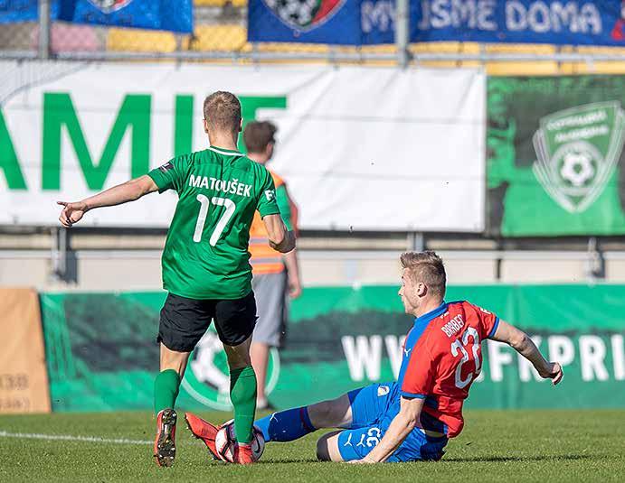 Vy jste ji zažil v Belgii. Je podobná té česká? V mnoha věcech se liší. Zatímco česká se hraje celkově o patnáct bodů, v Belgii o třicet, protože hraje každý s každým doma i venku.