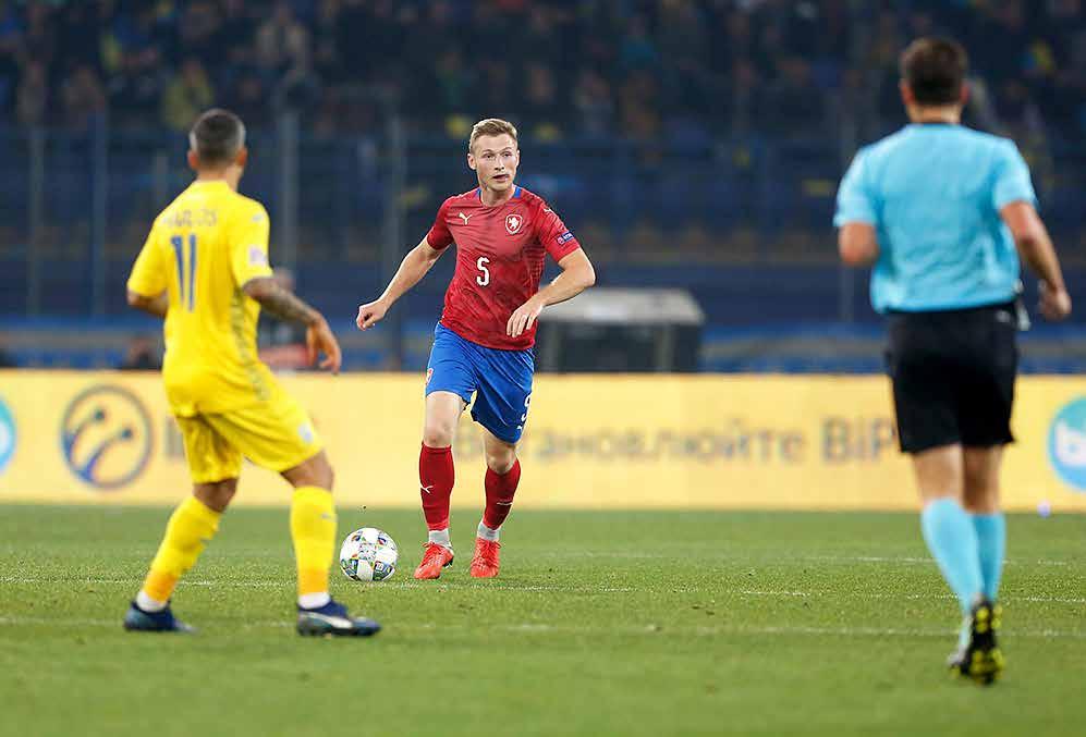 Na druhou stranu, kdo chce vyhrát titul, musí kvalitu potvrzovat v průběhu celé sezony. Tedy i v nadstavbě. Co ale říkáte na to, že Evropskou ligu může hrát i desátý tým po základní části?